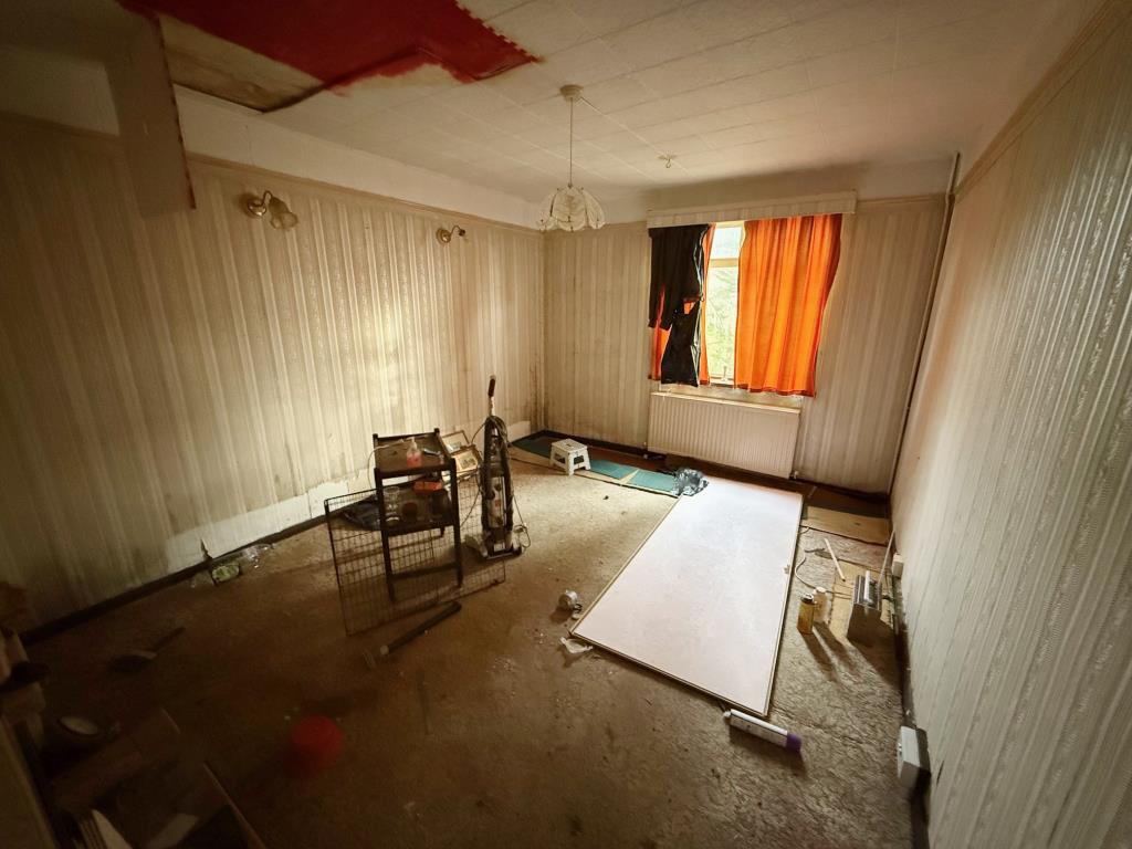 Lot: 155 - CHALET BUNGALOW FOR COMPLETE RENOVATION - Bedroom